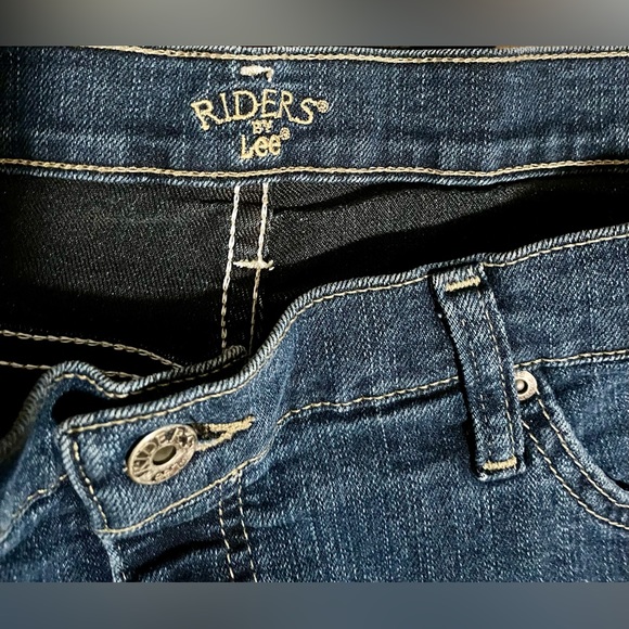 LEE RIDERS 16 P MIDRISE, STRAIGHT LEG, ANKLE (Capri) JEANS-35 Inch Waist - Picture 3 of 6